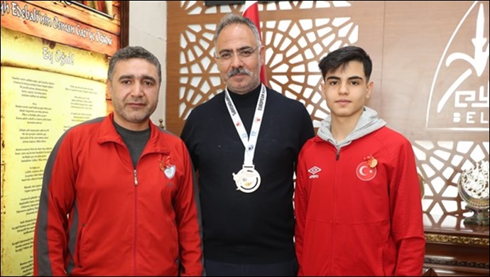 Başkan Kuş, Avrupa Karate Şampiyonası'nda üçüncü olan Öğüş'ü ödüllendirdi