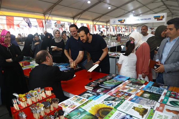 Başkan Özdemir, kitap imzalatmak için kuyruğa girdi