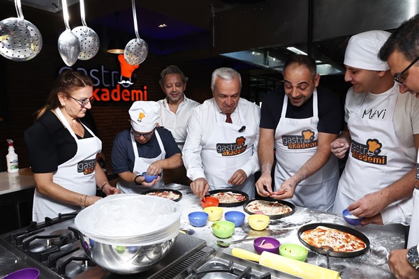 Başkan Özdemir özel çocuklarla pizza yaptı