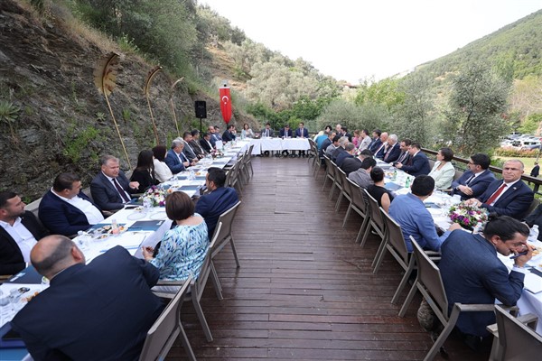 Başkan Tugay ilçe belediye başkanlarıyla bir araya geldi