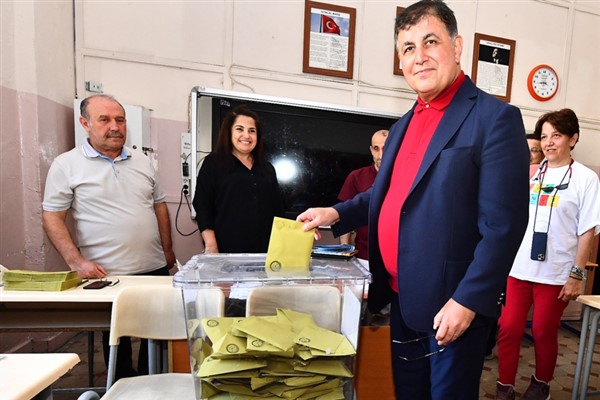 Başkan Tugay, İzmir Tabip Odası seçimlerinde oy kullandı