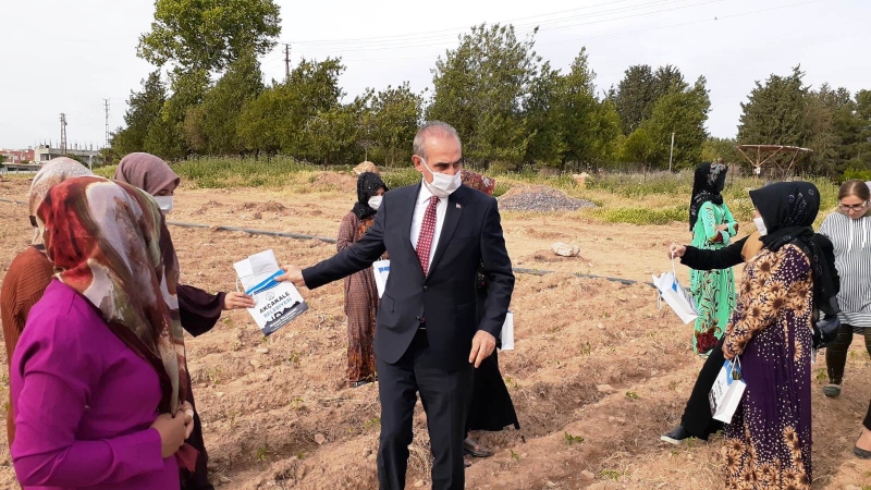 Başkan Yalçınkaya, Tarlada Çalışan Annelerin Gününü Kutladı