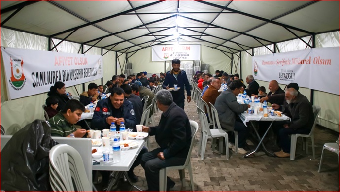 Başkan yalçınkaya vatandaşlarla iftar açtı-(VİDEO)