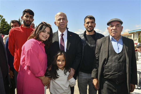 Başkan Yavaş, bayramda Kahramanmaraşlı depremzedelerle buluştu