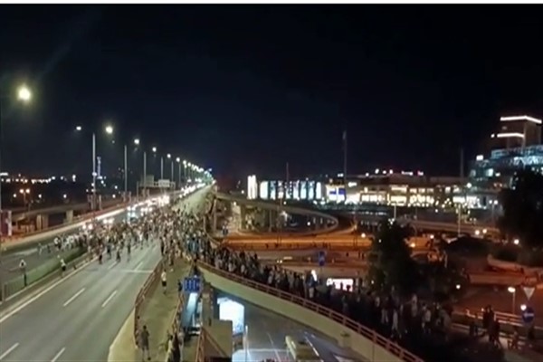 Belgrad'daki protestocular uluslararası otoyolu trafiğe kapattı