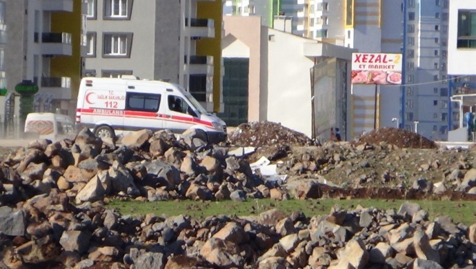 Beton kalıbın altında kalan 3 işçi yaralandı