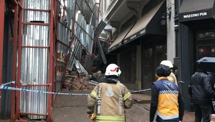 Beyoğlu'nda bina çöktü