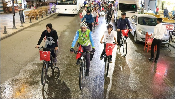 Bisiklet tutkunları gençlik için Şanlıurfa'da pedal çevirdiler-(VİDEO)