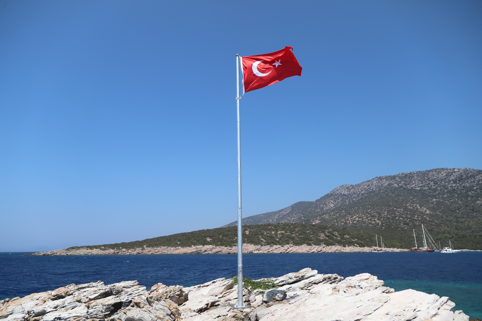 Bodrum'da ada ve koylara Türk bayrağı dikiliyor 