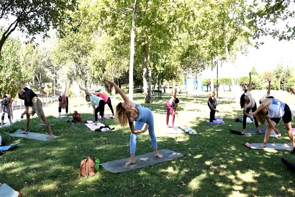 Bornova’da açık havada yoga