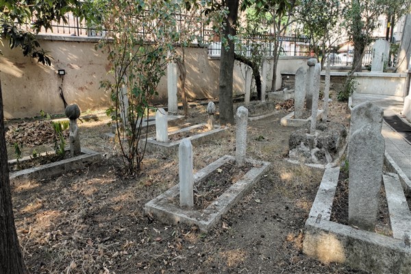 Bursa Büyükşehir Belediyesi tarihi mezarlarda bakım ve onarım çalışması yapıyor