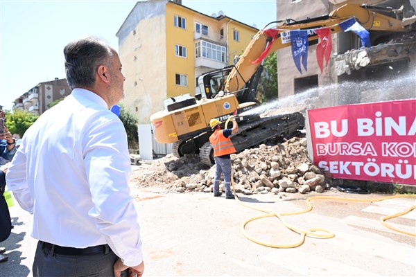 Bursa’da 1050 Konutlar’da dönüşüm, yıkımla başladı