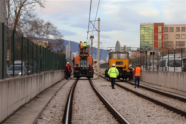 Bursa'da metro hattına çatı uçtu, seferler durdu