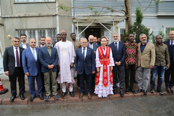 Büyükkılıç, uluslararası öğrencilerle “Rengarenk” bayram kutlaması