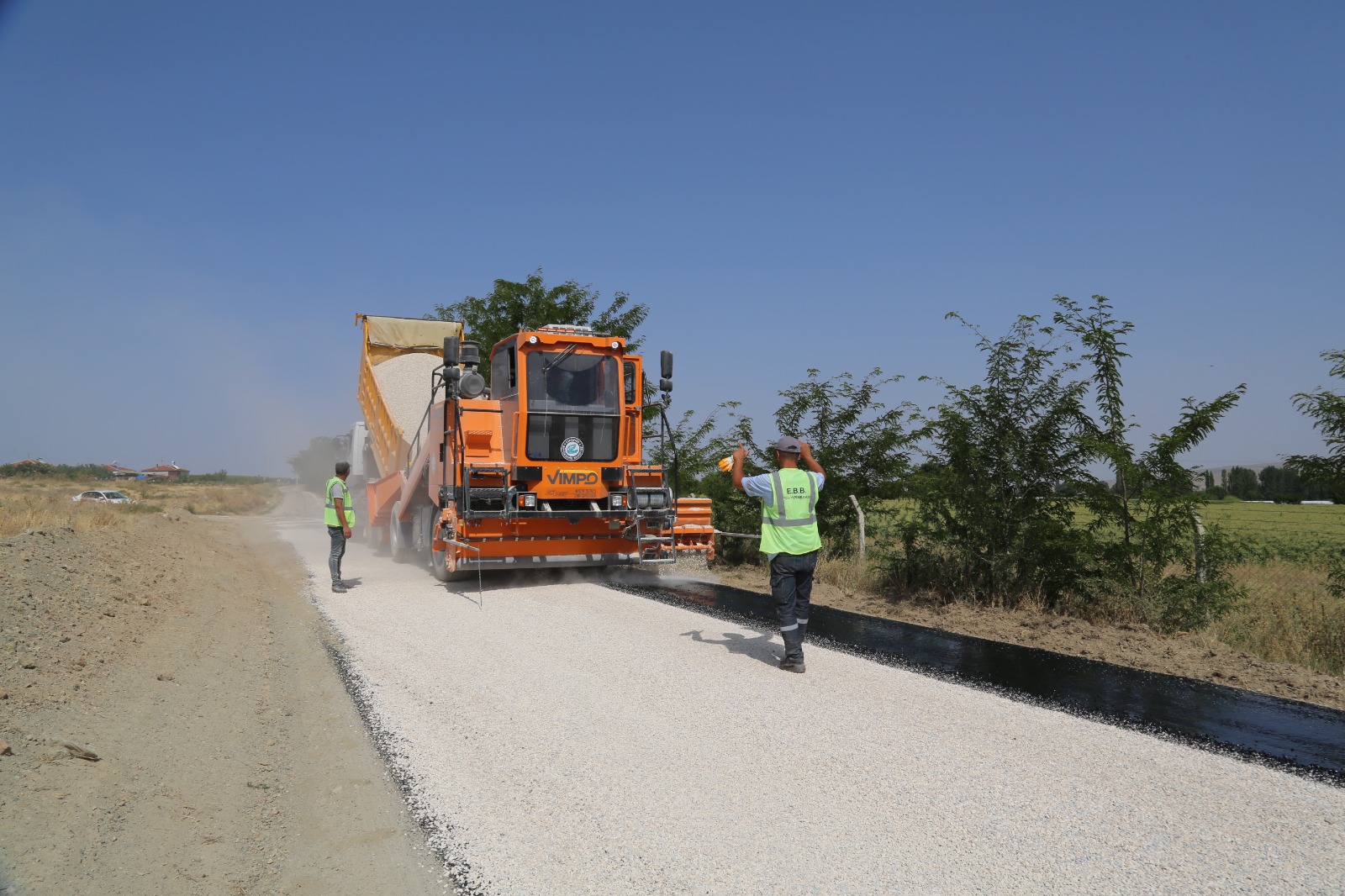 Büyükşehir Belediyesi'nin kırsal yollardaki çalışmaları sürüyor