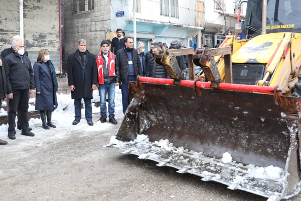 Büyükşehir'den ara sokaklarda kar temizliği