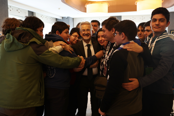 Çanakkale Kale Gençlik Derneği İzcileri, Başkan Erdem'i ziyaret etti