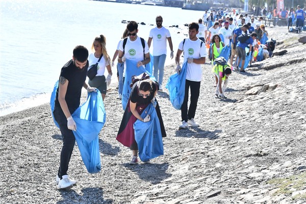 Çevre gönüllülerinden İnciraltı Kent Ormanı'na temizlik hareketi