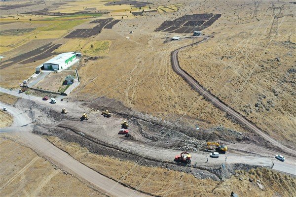 Çevril-Taşhan arasındaki yolda yol genişletme çalışmaları sürüyor