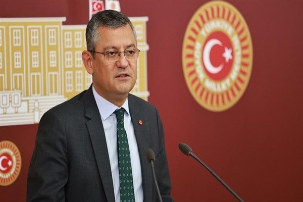 CHP Genel Başkanı Özel, Bülent Ecevit'i mezarı başında andı 