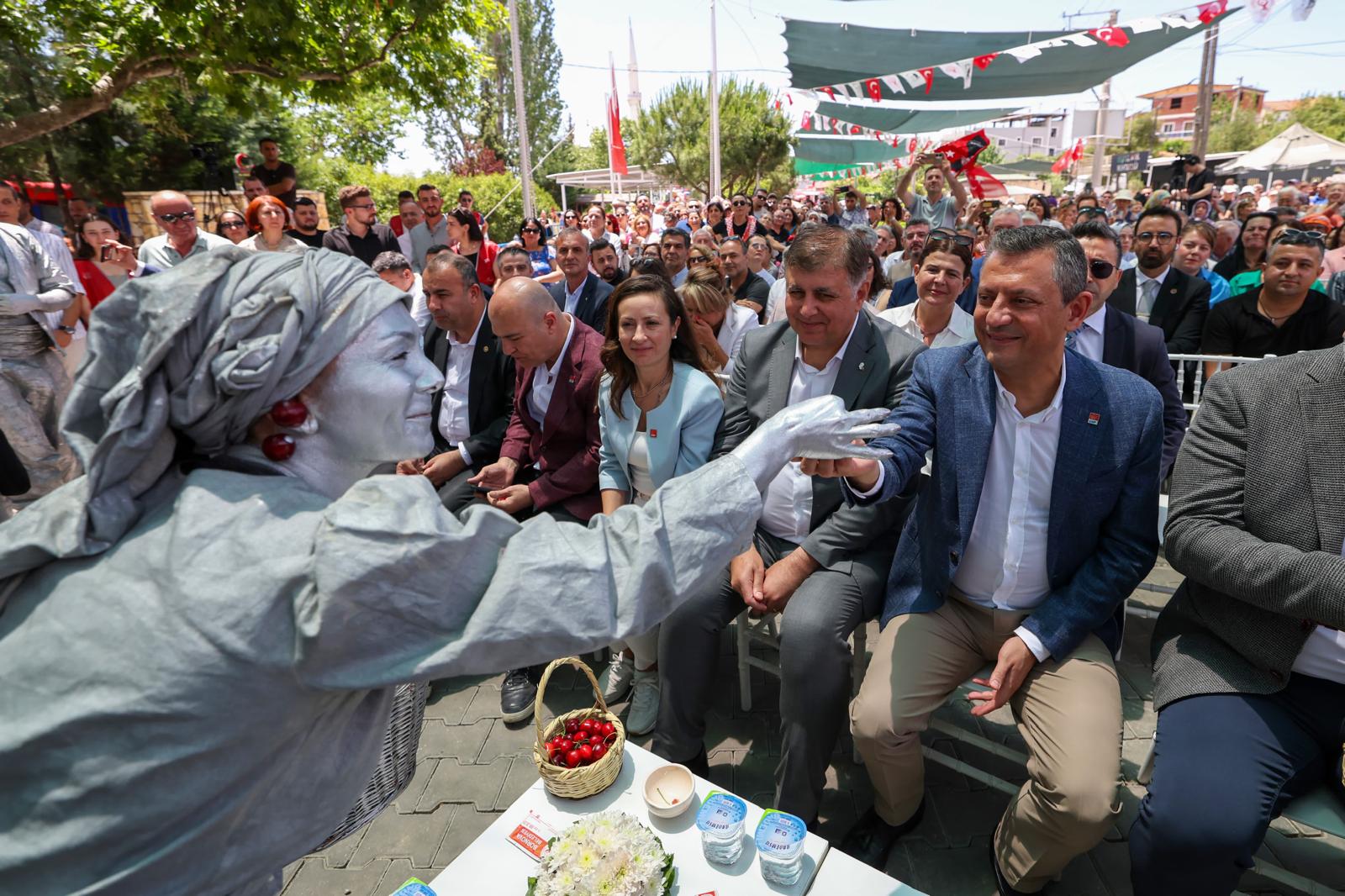 CHP Genel Başkanı Özel ve Başkan Tugay,  Kiraz Festivali’ne katıldı