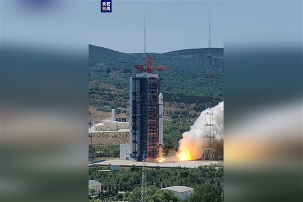 Çin, aynı anda 41 roketi uzaya fırlattı