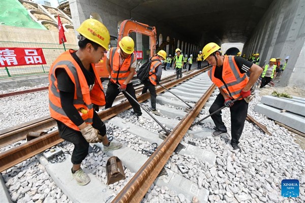 Çin’de ilk denizaşırı yüksek hızlı tren yolunun rayları döşendi