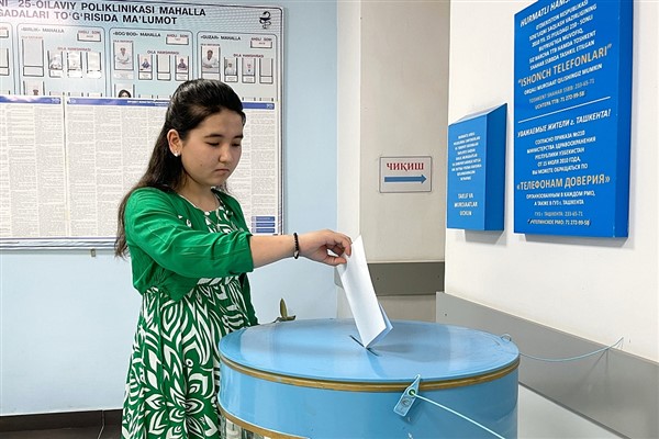 Çin'den Özbekistan'a referandum sorunsuz yapıldığı için kutlama