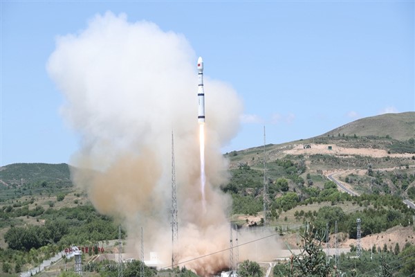 Çin'in yeni uydusu Shiyan-25 başarıyla fırlatıldı