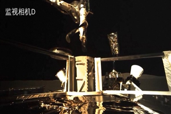 Çin uzay aracı, kargosunda toprak örnekleriyle Ay'ın uzak tarafından ayrıldı