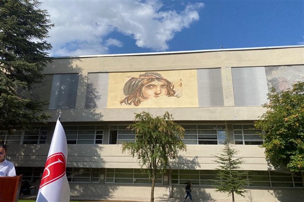 Çingene Kızı Mozaiği’nin replikası, Hacettepe Üniversitesi duvarında yerini aldı 