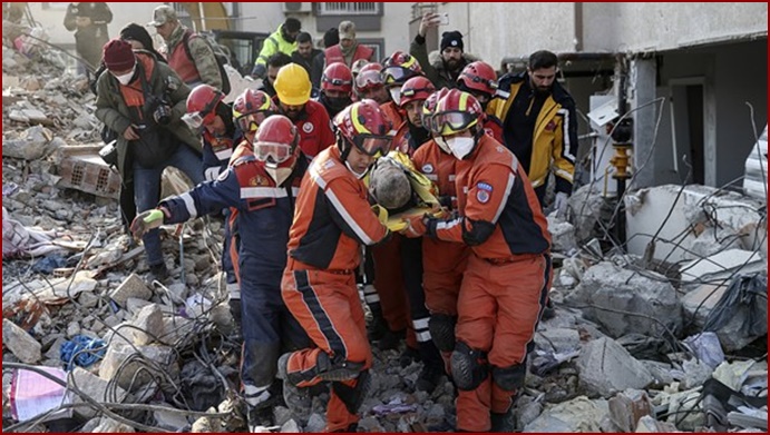 Çinli ekip depremden 150 saat sonra 1 kişi daha kurtardı