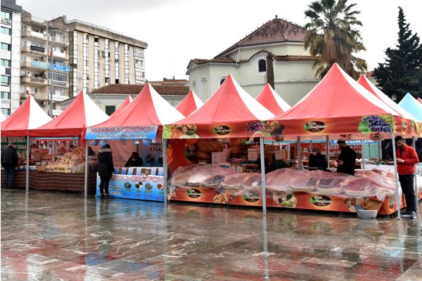 Cumhuriyet Meydanı’nda kurulan tezgahlar kaldırıldı