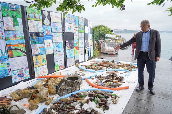 Deniz dibinden çıkarılan lastik, plastik, cam, metal ve çeşitli atıklar sahilde sergilendi