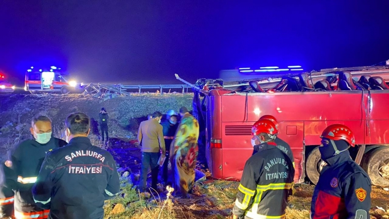 Devrilen otobüsteki turistlerden biri hayatını kaybetti