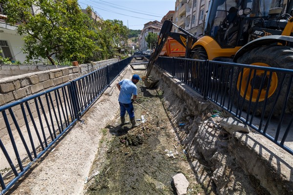 Dikili’deki Sülüklü Deresi temizlendi