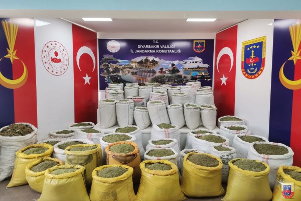 Diyarbakır'da 1 ton 723 kilo 500 gram toz esrar ele geçirildi