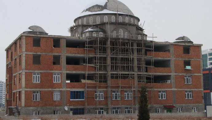 Diyarbakır’da 5 katlı binanın üstüne cami