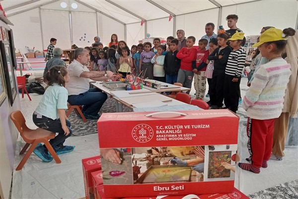 Ebru ve ahşap geleneğinin ustaları Malatya’da depremzede çocuklarla buluştu