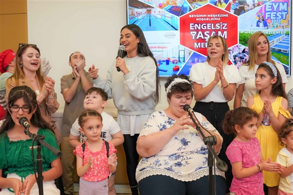 Elif Buse Doğan, Engelsiz Yaşam Merkezi’nde mini konser verdi