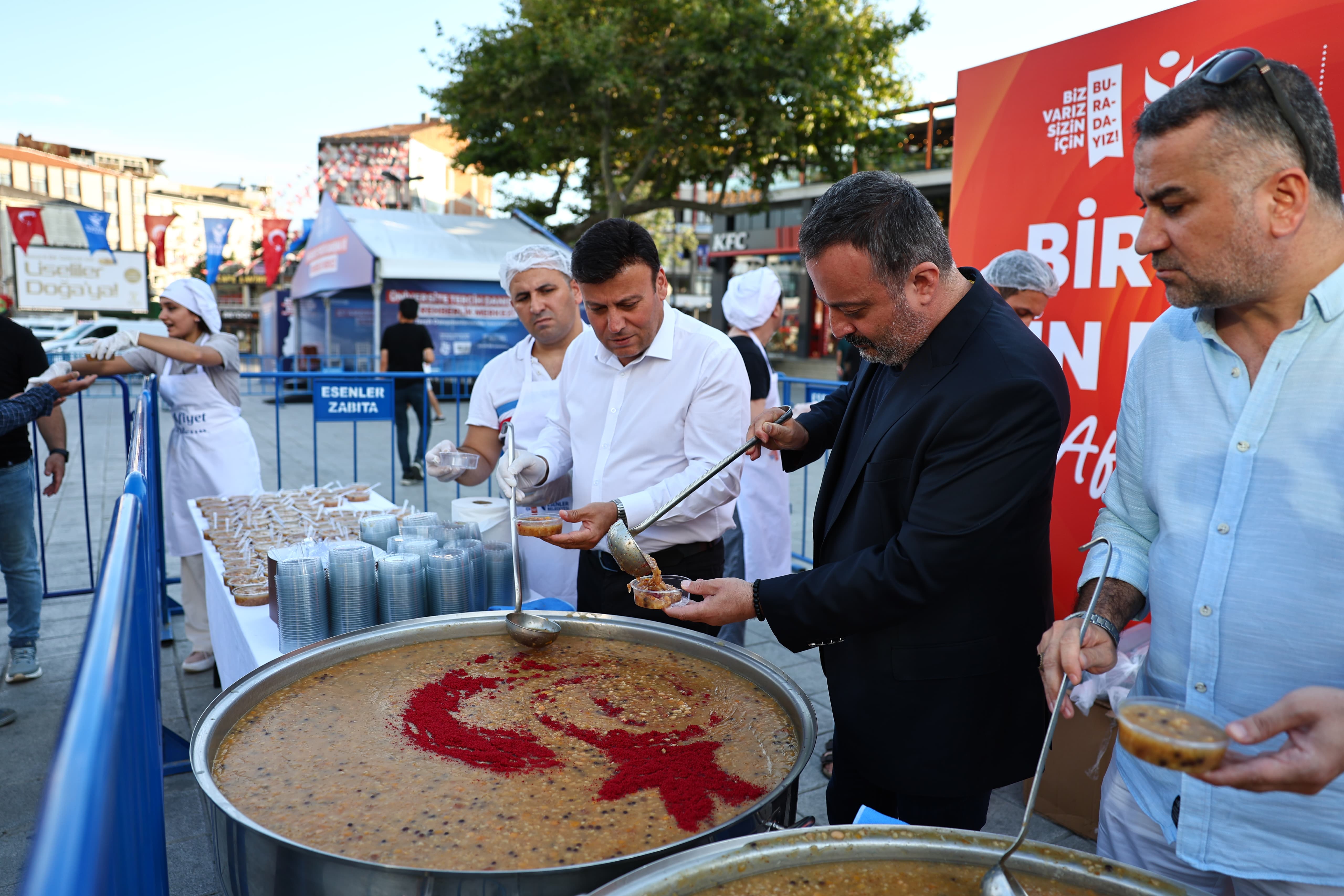 Esenler Belediyesi'nden vatandaşlara aşure ikramı