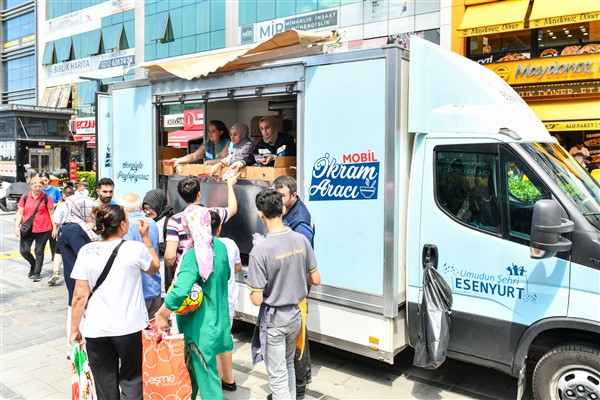 Esenyurt Belediyesi’nden vatandaşlara aşure ikramı