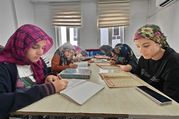 Eyyübiyeli kadınlar Halk Eğitim Merkezi’nden sertifika alarak ekonomik hayata dahil oluyor