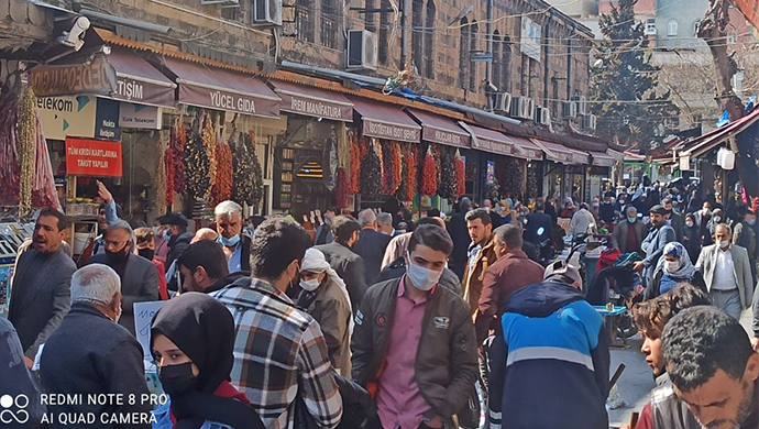 Fazla mı normalleştik? Urfa'da korkutan insan kalabalığı