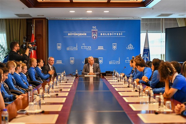 Fomget Kadın Futbol Takımı, ABB Başkanı Yavaş'ı ziyaret etti