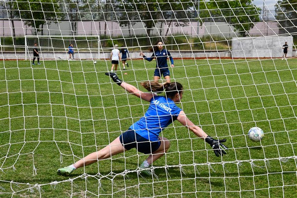 FOMGET Kadın Futbol Takımı şampiyonluk yolunda