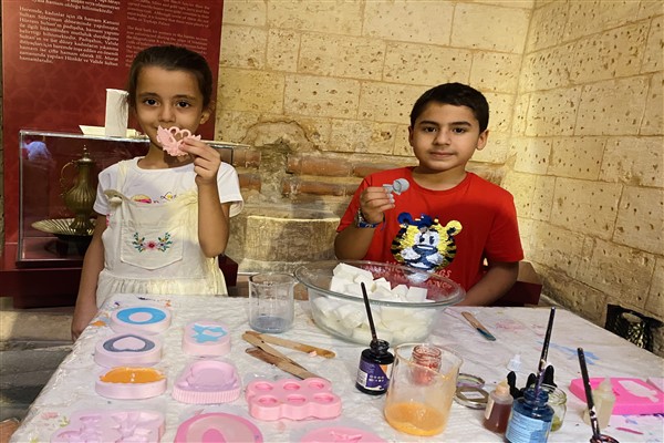 Gaziantepli çocuklar sabun yapımının inceliklerini öğreniyor