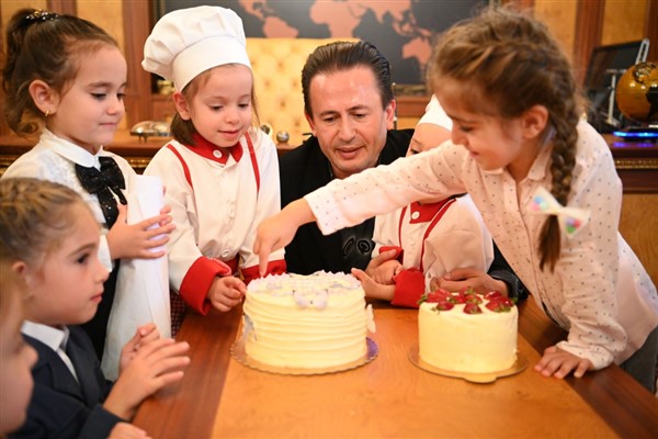 Geleceğin mesleklerini canlandıran kız çocukları, Başkan Yazıcı’yı ziyaret etti