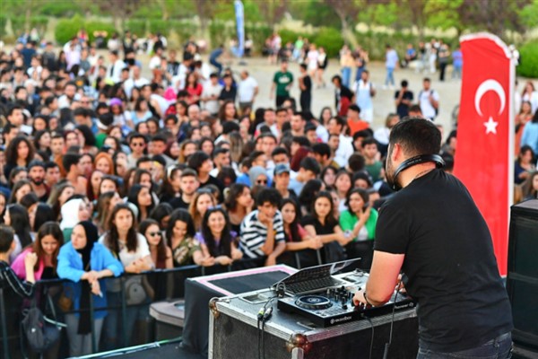 Gençlik Festivali’nin ilk günü müzik şöleniyle son buldu  