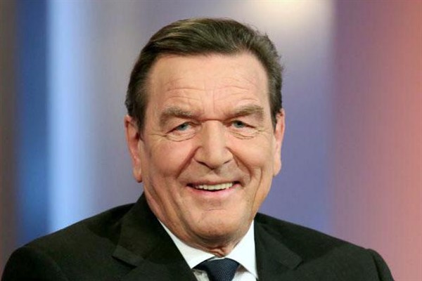 Gerhard Schroeder: Rusya'ya karşı zafer kazanmayı düşünenler tarih kitaplarına bakmalı